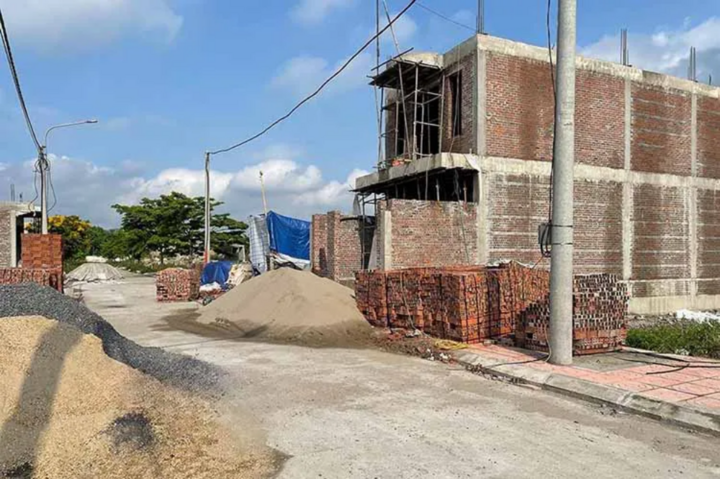Giá vật liệu xây dựng tăng cao ngất, người dân, doanh nghiệp lo 'méo mặt' - Ảnh 1. Giá vật liệu xây dựng tăng cao ngất, người dân, doanh nghiệp lo 'méo mặt' - Ảnh 1.