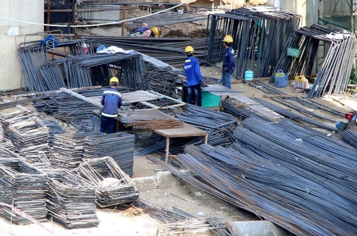 Giá vật liệu xây dựng tăng cao ngất, người dân, doanh nghiệp lo 'méo mặt' - Ảnh 2. Giá vật liệu xây dựng tăng cao ngất, người dân, doanh nghiệp lo 'méo mặt' - Ảnh 2.