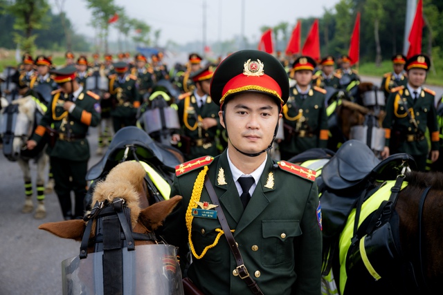 Theo chân Cảnh sát cơ động Kỵ binh luyện tập cho Quốc khánh 2/9: Một buổi huấn luyện có gì đặc biệt? - Ảnh 10. Theo chân Cảnh sát cơ động Kỵ binh luyện tập cho Quốc khánh 2/9: Một buổi huấn luyện có gì đặc biệt? - Ảnh 10.