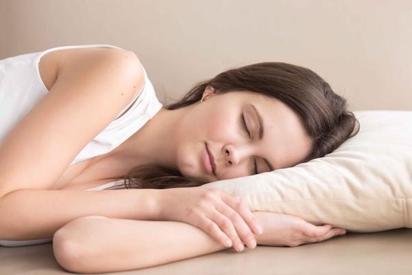 Thói quen trước khi đi ngủ khiến bạn già nhanh chỉ sau một đêm: Phụ nữ sau 40 tuổi làm ngay 3 việc khi ngủ để chống già và đẹp da- Ảnh 4. Thói quen trước khi đi ngủ khiến bạn già nhanh chỉ sau một đêm: Phụ nữ sau 40 tuổi làm ngay 3 việc khi ngủ để chống già và đẹp da- Ảnh 4.