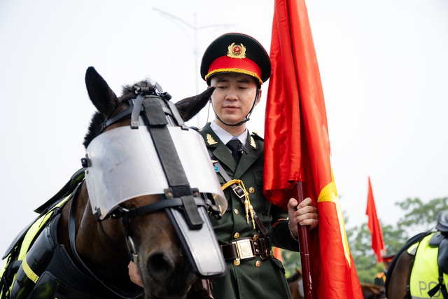 Theo chân Cảnh sát cơ động Kỵ binh luyện tập cho Quốc khánh 2/9: Một buổi huấn luyện có gì đặc biệt? - Ảnh 12. Theo chân Cảnh sát cơ động Kỵ binh luyện tập cho Quốc khánh 2/9: Một buổi huấn luyện có gì đặc biệt? - Ảnh 12.