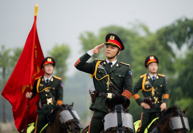 Theo chân Cảnh sát cơ động Kỵ binh luyện tập cho Quốc khánh 2/9: Một buổi huấn luyện có gì đặc biệt? - Ảnh 3. Theo chân Cảnh sát cơ động Kỵ binh luyện tập cho Quốc khánh 2/9: Một buổi huấn luyện có gì đặc biệt? - Ảnh 3.