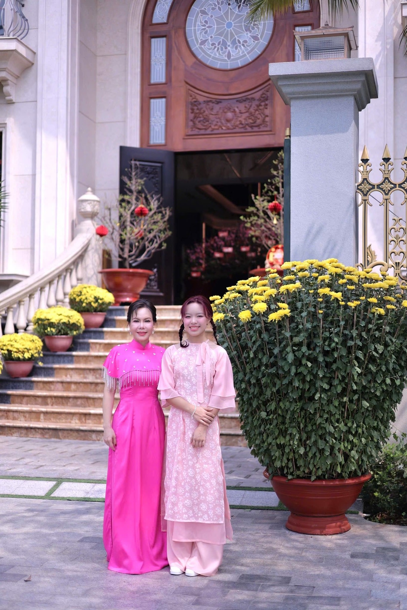 Ái nữ ít lộ diện của diễn viên hài Việt Hương: 16 tuổi cao vượt trội mẹ, không chỉ học giỏi mà còn rất xinh xắn- Ảnh 3. Ái nữ ít lộ diện của diễn viên hài Việt Hương: 16 tuổi cao vượt trội mẹ, không chỉ học giỏi mà còn rất xinh xắn- Ảnh 3.