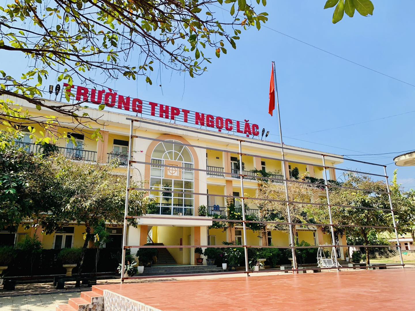 Gian lận thi lớp 10 ở Thanh Hóa: Từ bài thi điểm cao bất thường, lộ bí mật của 1 hiệu trưởng và 5 giáo viên - Ảnh 2. Gian lận thi lớp 10 ở Thanh Hóa: Từ bài thi điểm cao bất thường, lộ bí mật của 1 hiệu trưởng và 5 giáo viên - Ảnh 2.