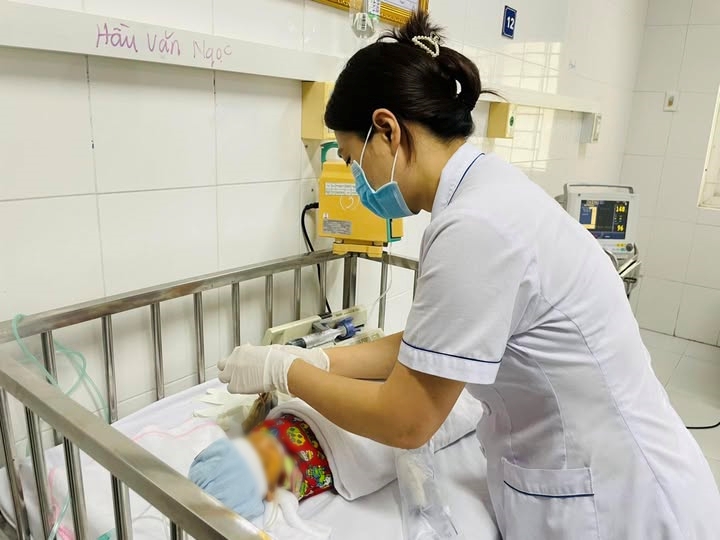 Bé sơ sinh ở Cao Bằng nguy kịch sau ca đẻ rơi: Gia đình tự cắt rốn buộc chỉ thô, dùng dao lam rạch da 'giải bệnh' - Ảnh 2. Bé sơ sinh ở Cao Bằng nguy kịch sau ca đẻ rơi: Gia đình tự cắt rốn buộc chỉ thô, dùng dao lam rạch da 'giải bệnh' - Ảnh 2.