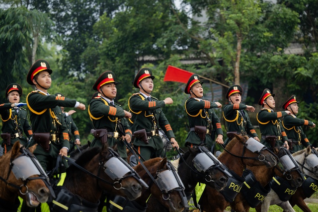 Theo chân Cảnh sát cơ động Kỵ binh luyện tập cho Quốc khánh 2/9: Một buổi huấn luyện có gì đặc biệt? - Ảnh 4. Theo chân Cảnh sát cơ động Kỵ binh luyện tập cho Quốc khánh 2/9: Một buổi huấn luyện có gì đặc biệt? - Ảnh 4.