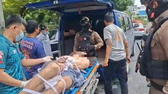 Người đàn ông khỏa thân nhảy xuống rồi mắc kẹt dưới cống, nhân viên cứu hộ đến giúp còn bị cắn vào tay - Ảnh 3. Người đàn ông khỏa thân nhảy xuống rồi mắc kẹt dưới cống, nhân viên cứu hộ đến giúp còn bị cắn vào tay - Ảnh 3.