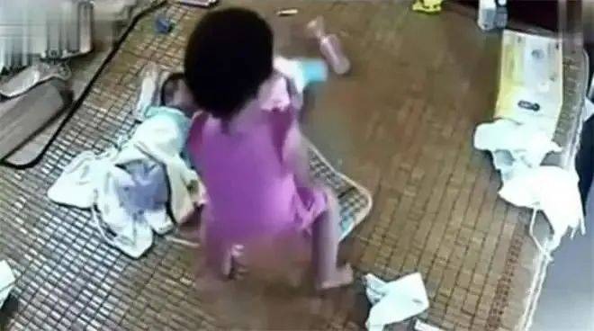 Mẹ trẻ vội đi vệ sinh, để con gái 5 tuổi trông cặp sinh đôi mới đầy tháng và bi kịch đã xảy ra ngay sau đó- Ảnh 2. Mẹ trẻ vội đi vệ sinh, để con gái 5 tuổi trông cặp sinh đôi mới đầy tháng và bi kịch đã xảy ra ngay sau đó- Ảnh 2.