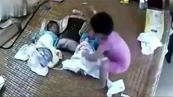 Mẹ trẻ vội đi vệ sinh, để con gái 5 tuổi trông cặp sinh đôi mới đầy tháng và bi kịch đã xảy ra ngay sau đó- Ảnh 1. Mẹ trẻ vội đi vệ sinh, để con gái 5 tuổi trông cặp sinh đôi mới đầy tháng và bi kịch đã xảy ra ngay sau đó- Ảnh 1.