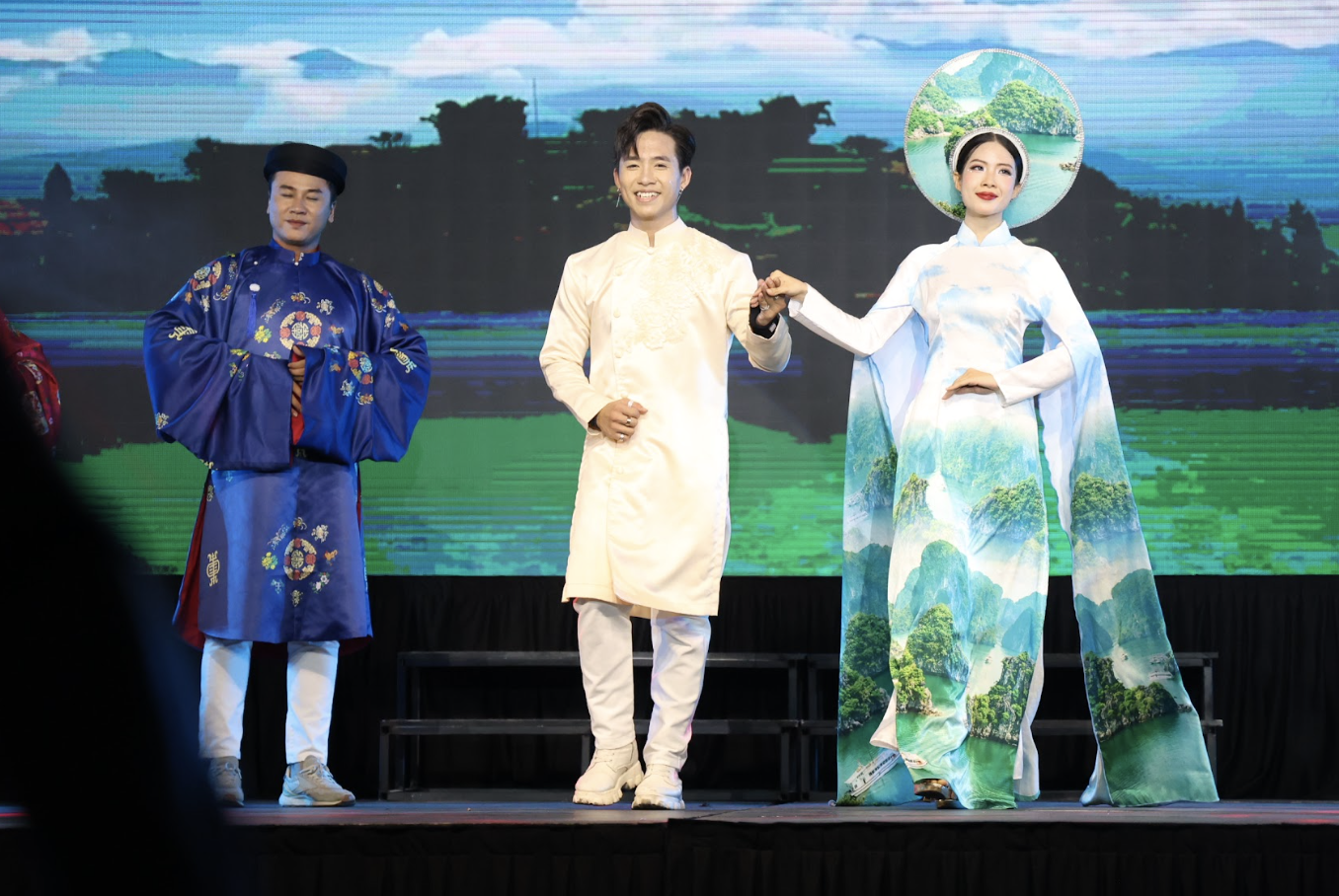 Khách Tây bất ngờ khi trải nghiệm show diễn văn hóa Việt giữa không gian giải trí đêm ở vùng biển tuyệt đẹp- Ảnh 4. Khách Tây bất ngờ khi trải nghiệm show diễn văn hóa Việt giữa không gian giải trí đêm ở vùng biển tuyệt đẹp- Ảnh 4.