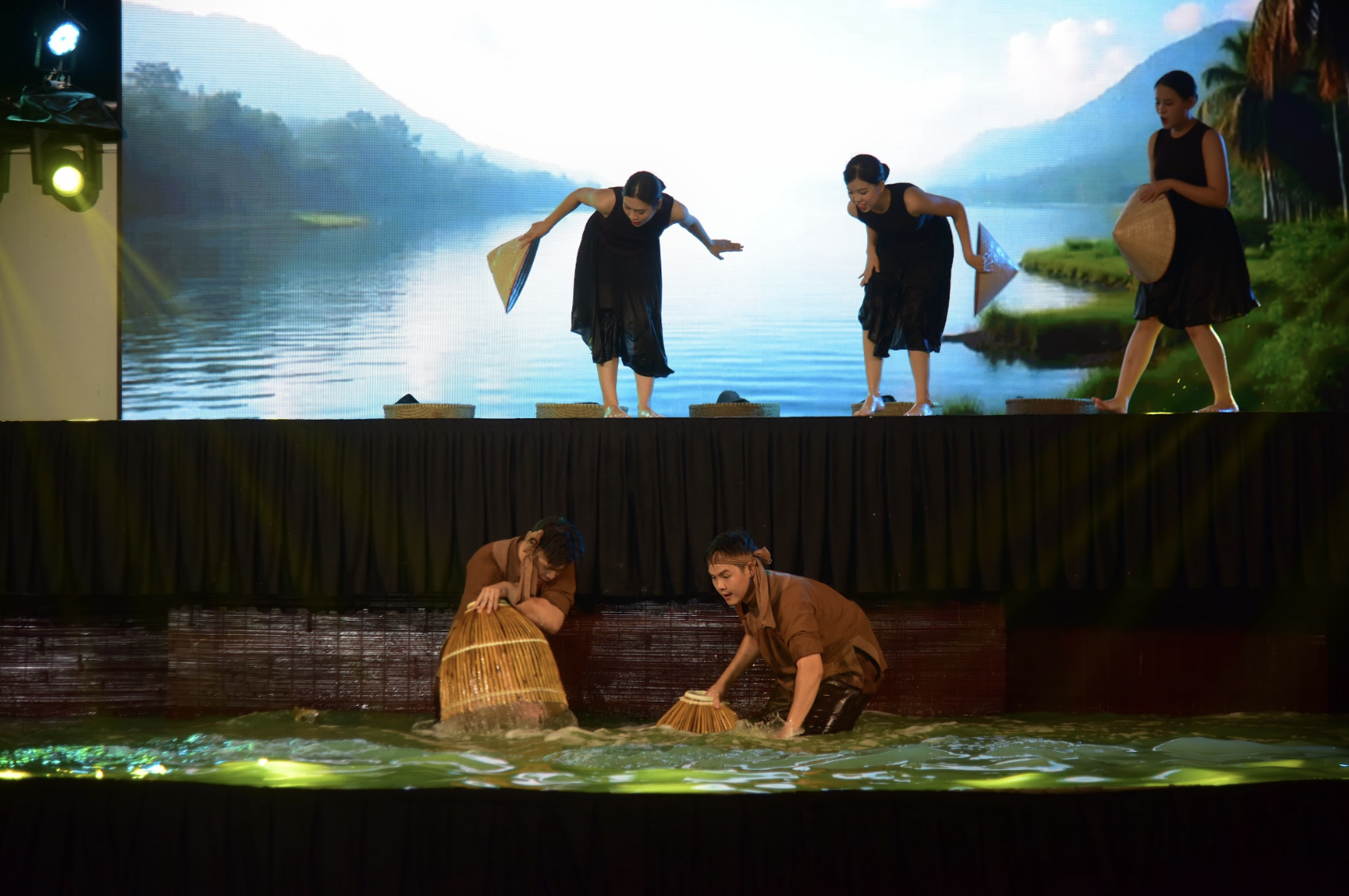 Khách Tây bất ngờ khi trải nghiệm show diễn văn hóa Việt giữa không gian giải trí đêm ở vùng biển tuyệt đẹp- Ảnh 3. Khách Tây bất ngờ khi trải nghiệm show diễn văn hóa Việt giữa không gian giải trí đêm ở vùng biển tuyệt đẹp- Ảnh 3.