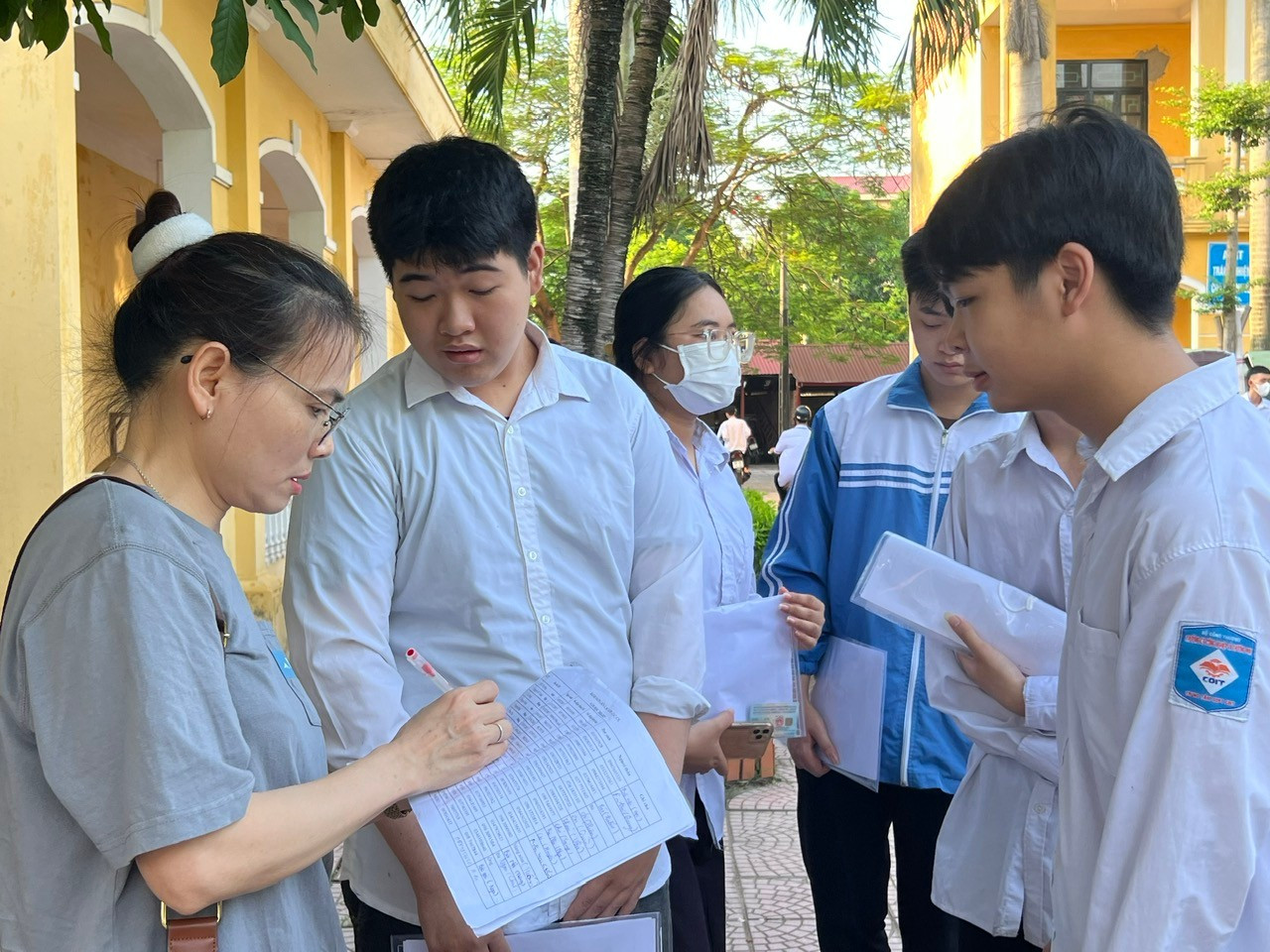 Chưa từng có trong lịch sử thi tốt nghiệp, gần 4.000 bài thi Vật lý đạt điểm 10 - Ảnh 3. Chưa từng có trong lịch sử thi tốt nghiệp, gần 4.000 bài thi Vật lý đạt điểm 10 - Ảnh 3.