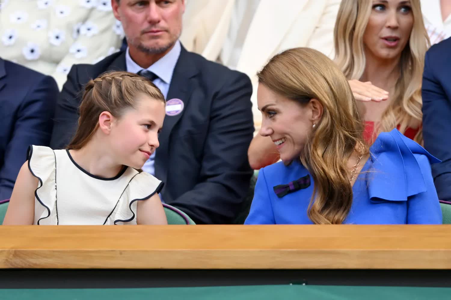 Chiếc vòng tay của Công chúa Charlotte tại Wimbledon gây sốt MXH: 3 mặt charm đặc biệt, ẩn ý hoàng gia đầy bất ngờ- Ảnh 4. Chiếc vòng tay của Công chúa Charlotte tại Wimbledon gây sốt MXH: 3 mặt charm đặc biệt, ẩn ý hoàng gia đầy bất ngờ- Ảnh 4.