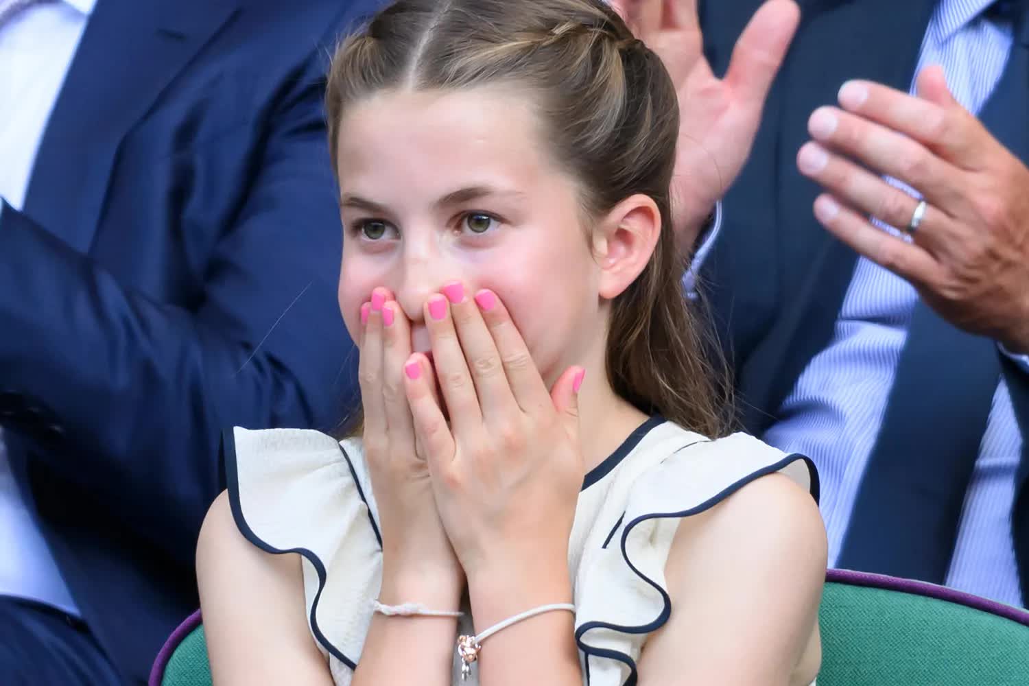 Chiếc vòng tay của Công chúa Charlotte tại Wimbledon gây sốt MXH: 3 mặt charm đặc biệt, ẩn ý hoàng gia đầy bất ngờ- Ảnh 2. Chiếc vòng tay của Công chúa Charlotte tại Wimbledon gây sốt MXH: 3 mặt charm đặc biệt, ẩn ý hoàng gia đầy bất ngờ- Ảnh 2.