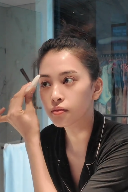 Tiểu Vy khoe clip bể bơi nhưng có thứ còn gây chú ý hơn cả bikini- Ảnh 4. Tiểu Vy khoe clip bể bơi nhưng có thứ còn gây chú ý hơn cả bikini- Ảnh 4.