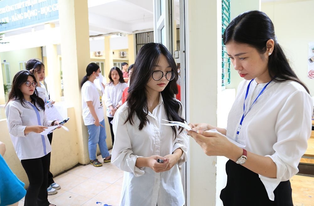 Phổ điểm thi tốt nghiệp THPT 2025 tất cả 12 môn: Toán siêu khó nhưng điểm 10 tăng 500 lần, tiếng Anh 28 bài thi bị điểm liệt!- Ảnh 1. Phổ điểm thi tốt nghiệp THPT 2025 tất cả 12 môn: Toán siêu khó nhưng điểm 10 tăng 500 lần, tiếng Anh 28 bài thi bị điểm liệt!- Ảnh 1.
