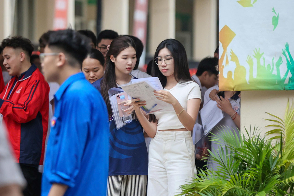 Môn Anh bỗng có phổ điểm tốt nghiệp ĐẸP như mơ: Chưa chắc do học sinh giỏi lên, cần nhìn thẳng vào điểm này để tránh ảo tưởng! - Ảnh 2. Môn Anh bỗng có phổ điểm tốt nghiệp ĐẸP như mơ: Chưa chắc do học sinh giỏi lên, cần nhìn thẳng vào điểm này để tránh ảo tưởng! - Ảnh 2.