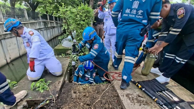 Người đàn ông khỏa thân nhảy xuống rồi mắc kẹt dưới cống, nhân viên cứu hộ đến giúp còn bị cắn vào tay - Ảnh 1. Người đàn ông khỏa thân nhảy xuống rồi mắc kẹt dưới cống, nhân viên cứu hộ đến giúp còn bị cắn vào tay - Ảnh 1.