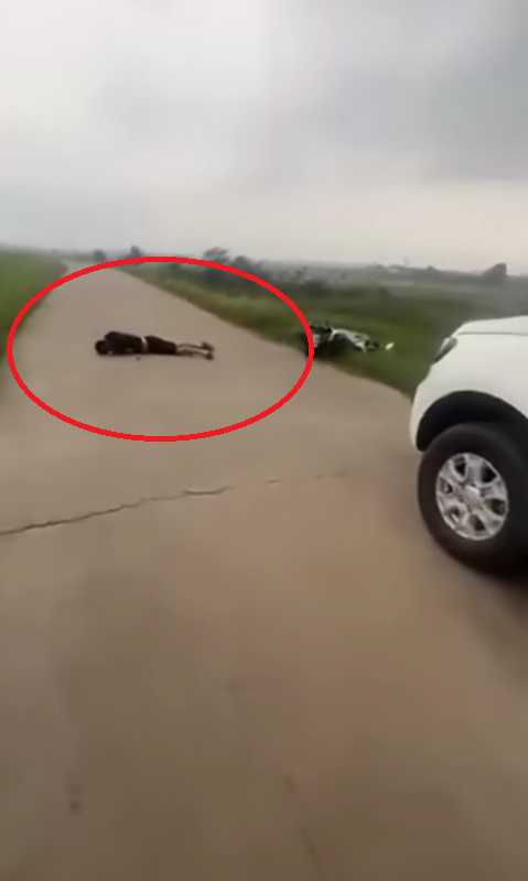 Người đàn ông bị sét đánh tử vong ở Bắc Ninh: Đoạn clip khiến nhiều người hoảng sợ - Ảnh 1. Người đàn ông bị sét đánh tử vong ở Bắc Ninh: Đoạn clip khiến nhiều người hoảng sợ - Ảnh 1.