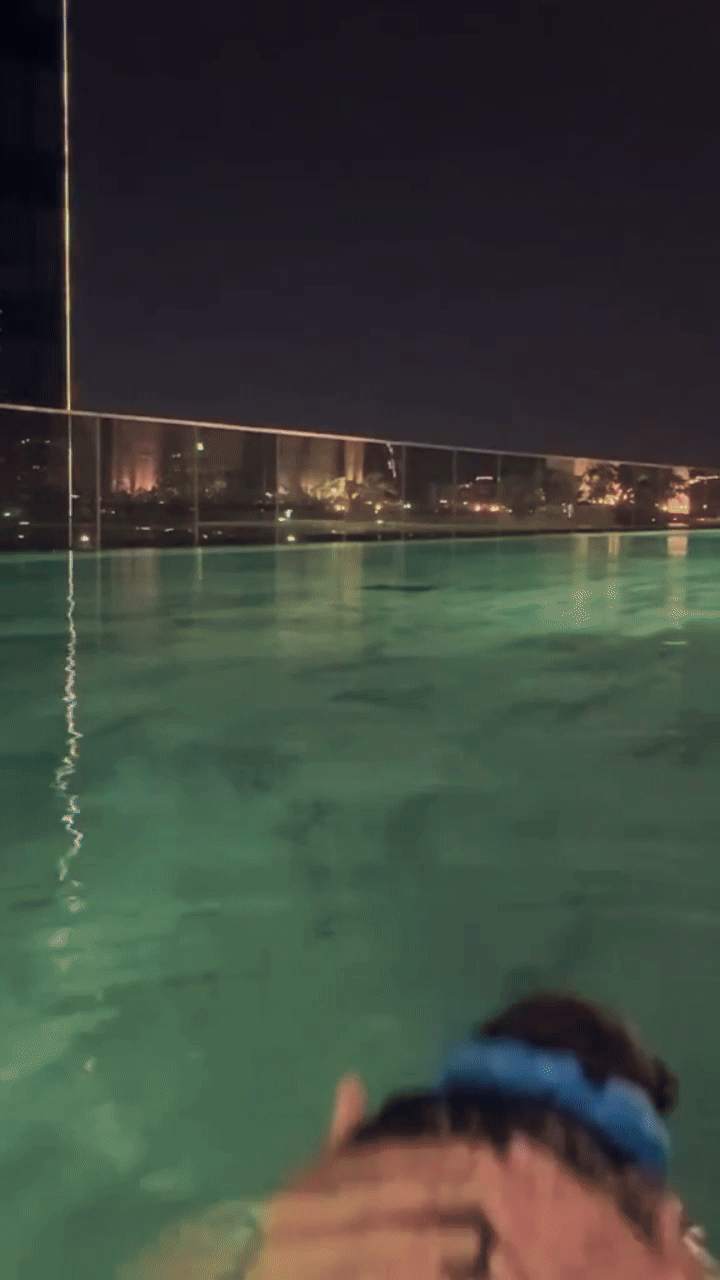 Tiểu Vy khoe clip bể bơi nhưng có thứ còn gây chú ý hơn cả bikini- Ảnh 1. Tiểu Vy khoe clip bể bơi nhưng có thứ còn gây chú ý hơn cả bikini- Ảnh 1.