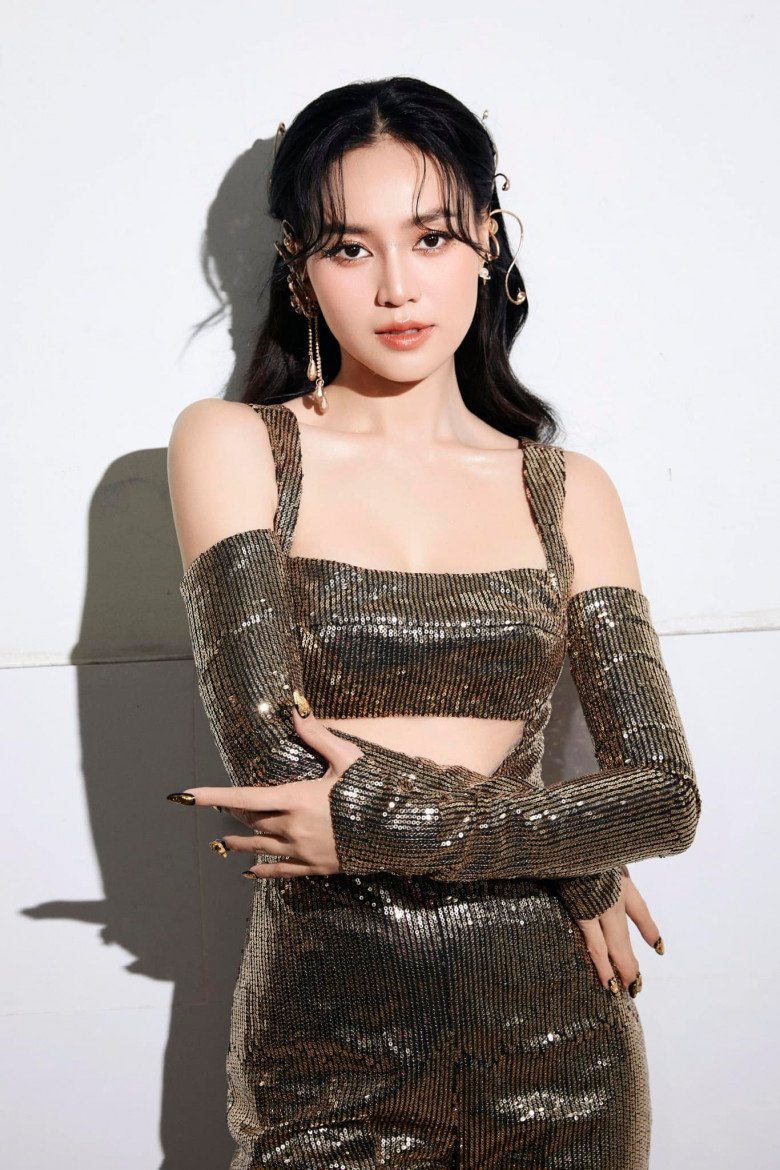 Sao nữ hạng A là "ca lạ" của Vbiz: 13 năm không đóng phim vẫn hot, đàn em chẳng dám "soán ngôi"!- Ảnh 9. Sao nữ hạng A là "ca lạ" của Vbiz: 13 năm không đóng phim vẫn hot, đàn em chẳng dám "soán ngôi"!- Ảnh 9.