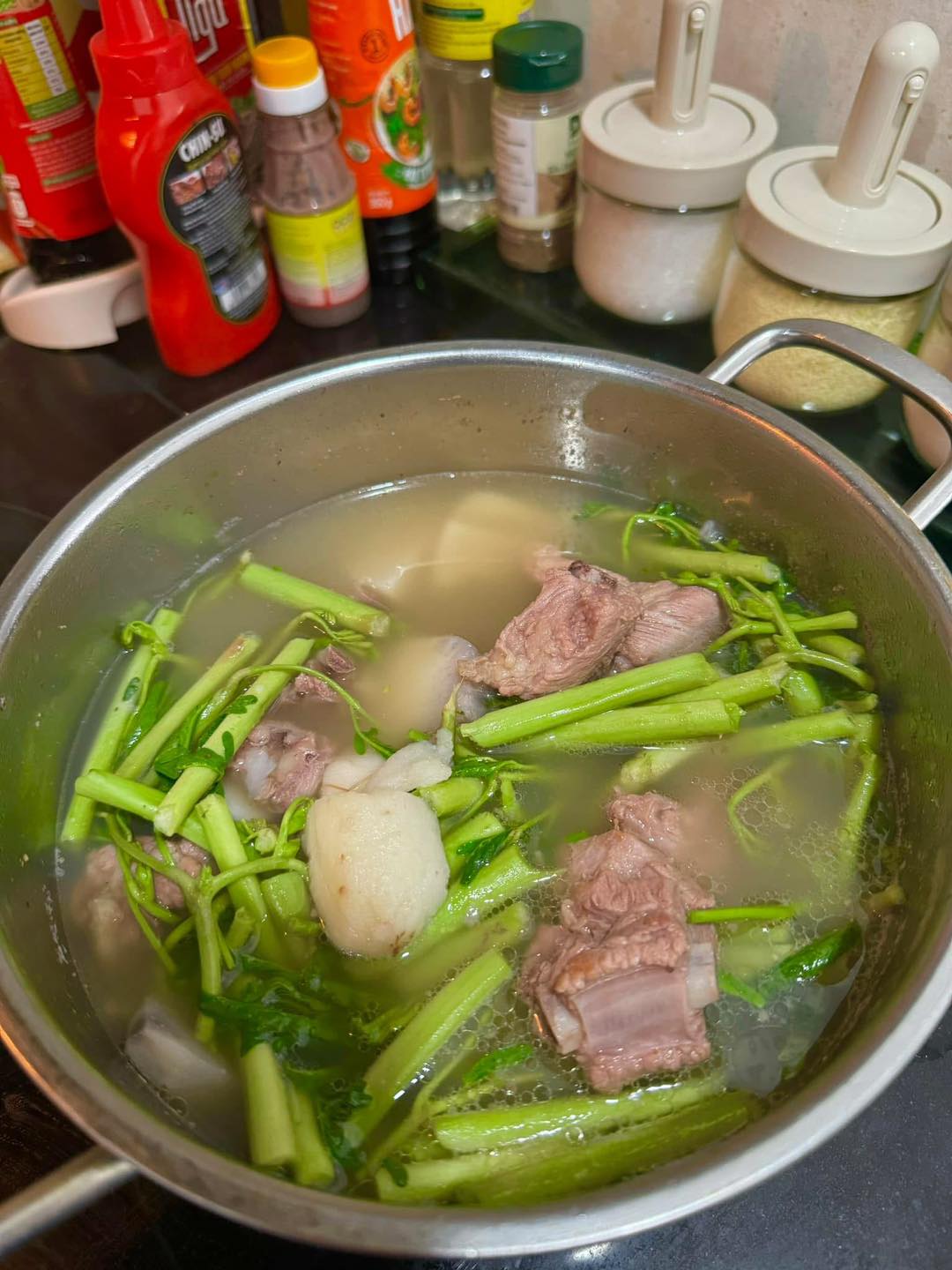 Loại rau 10.000 đồng/bó nhưng chỉ nhặt được 1 "nhúm": Ở nước ngoài có tiền cũng chưa chắc mua được! - Ảnh 1. Loại rau 10.000 đồng/bó nhưng chỉ nhặt được 1 "nhúm": Ở nước ngoài có tiền cũng chưa chắc mua được! - Ảnh 1.