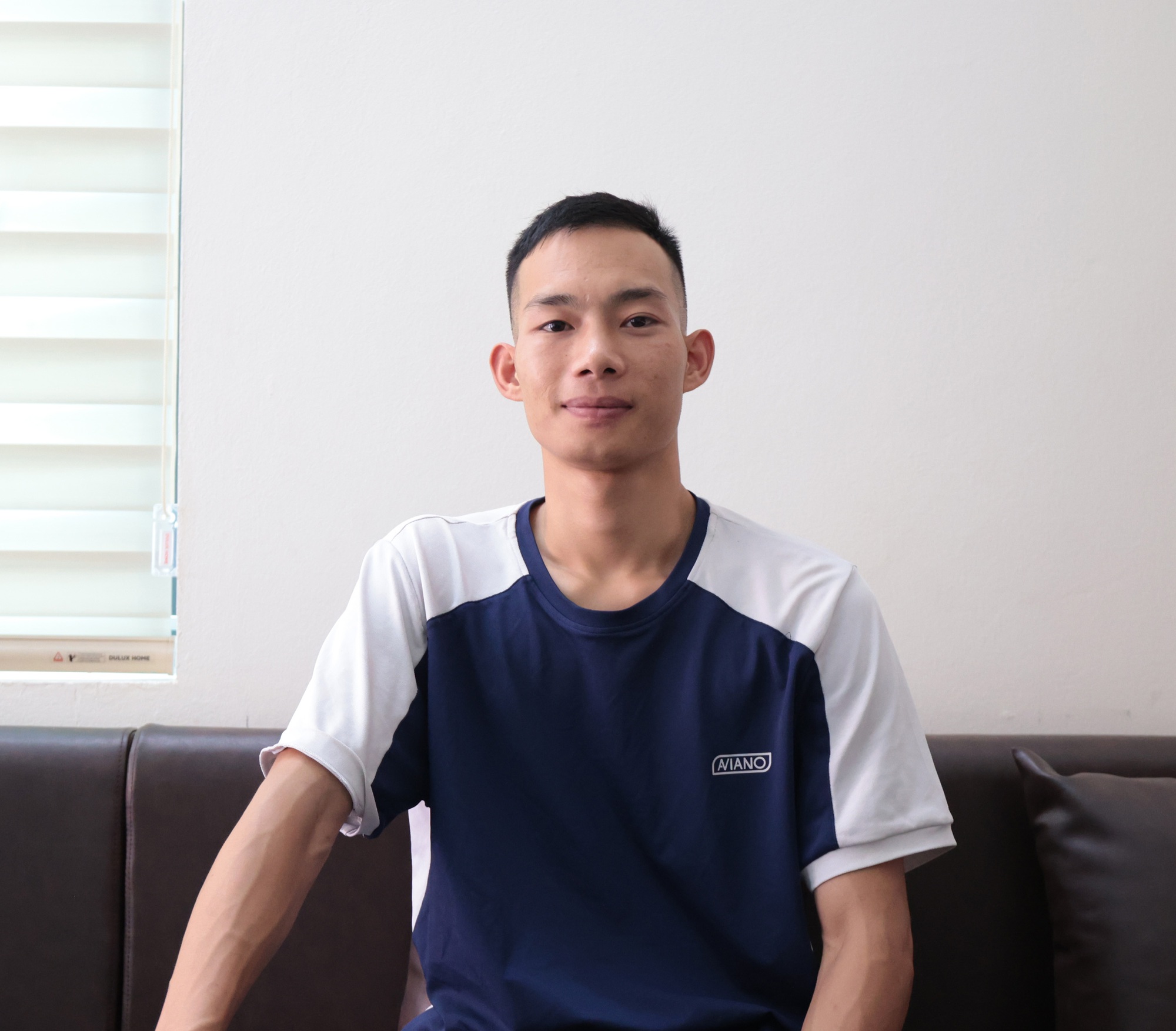 "Người hùng" cứu cháu bé thoát chết ngay trước đường ray: "Mẹ xem clip xong thì ôm lấy tôi" - Ảnh 2. "Người hùng" cứu cháu bé thoát chết ngay trước đường ray: "Mẹ xem clip xong thì ôm lấy tôi" - Ảnh 2.