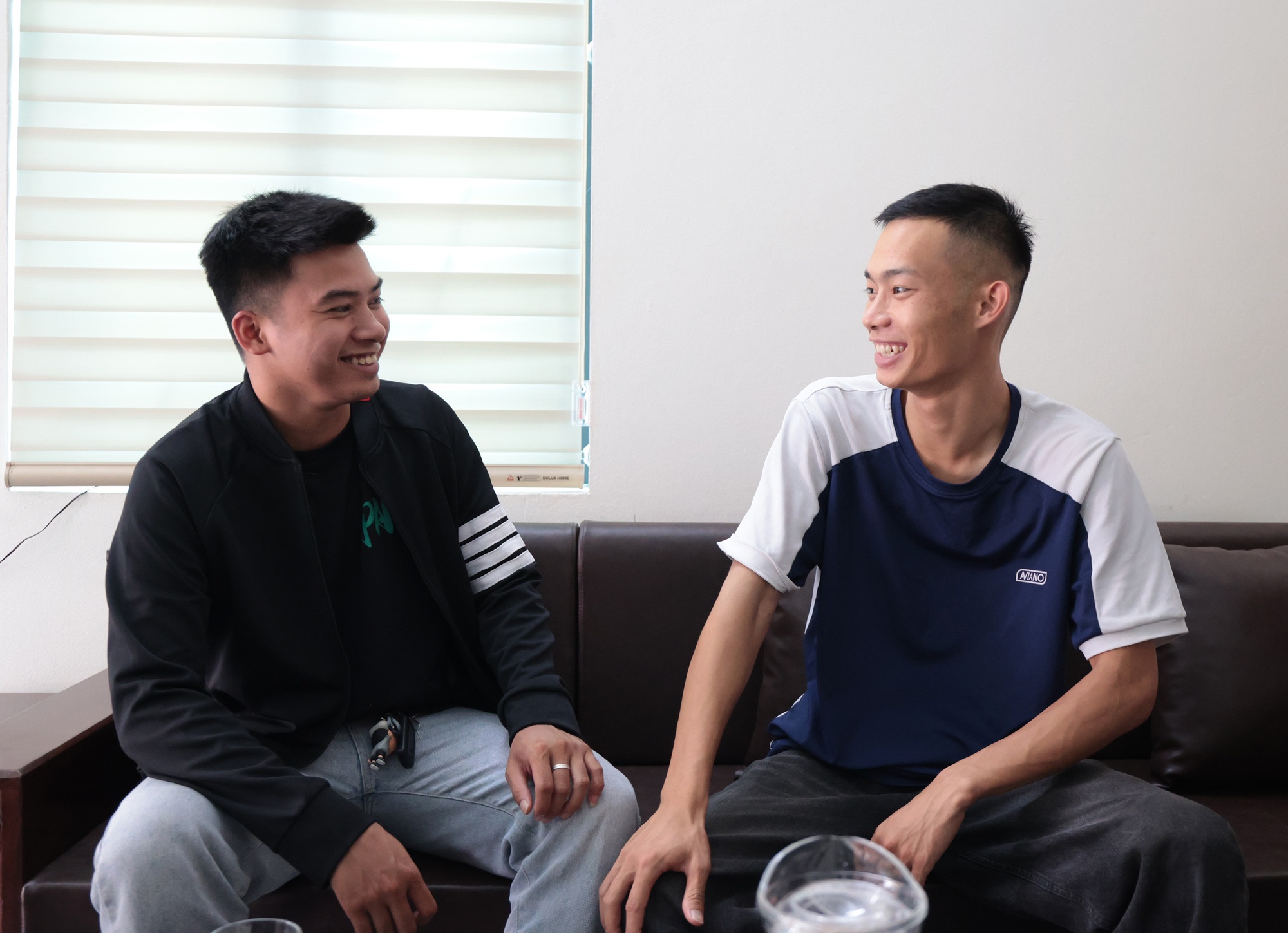 "Người hùng" cứu cháu bé thoát chết ngay trước đường ray: "Mẹ xem clip xong thì ôm lấy tôi" - Ảnh 5. "Người hùng" cứu cháu bé thoát chết ngay trước đường ray: "Mẹ xem clip xong thì ôm lấy tôi" - Ảnh 5.