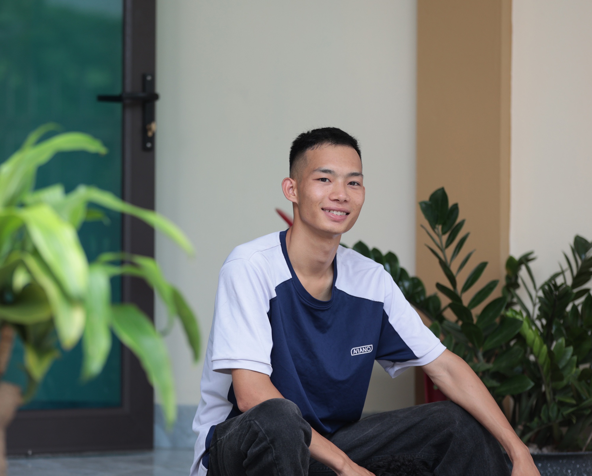 "Người hùng" cứu cháu bé thoát chết ngay trước đường ray: "Mẹ xem clip xong thì ôm lấy tôi" - Ảnh 4. "Người hùng" cứu cháu bé thoát chết ngay trước đường ray: "Mẹ xem clip xong thì ôm lấy tôi" - Ảnh 4.