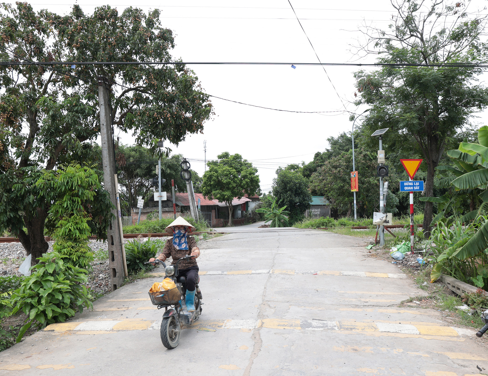 "Người hùng" cứu cháu bé thoát chết ngay trước đường ray: "Mẹ xem clip xong thì ôm lấy tôi" - Ảnh 7. "Người hùng" cứu cháu bé thoát chết ngay trước đường ray: "Mẹ xem clip xong thì ôm lấy tôi" - Ảnh 7.