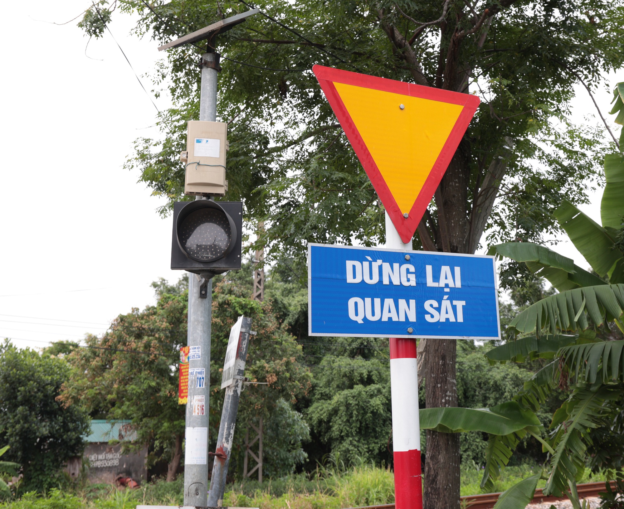 "Người hùng" cứu cháu bé thoát chết ngay trước đường ray: "Mẹ xem clip xong thì ôm lấy tôi" - Ảnh 9. "Người hùng" cứu cháu bé thoát chết ngay trước đường ray: "Mẹ xem clip xong thì ôm lấy tôi" - Ảnh 9.