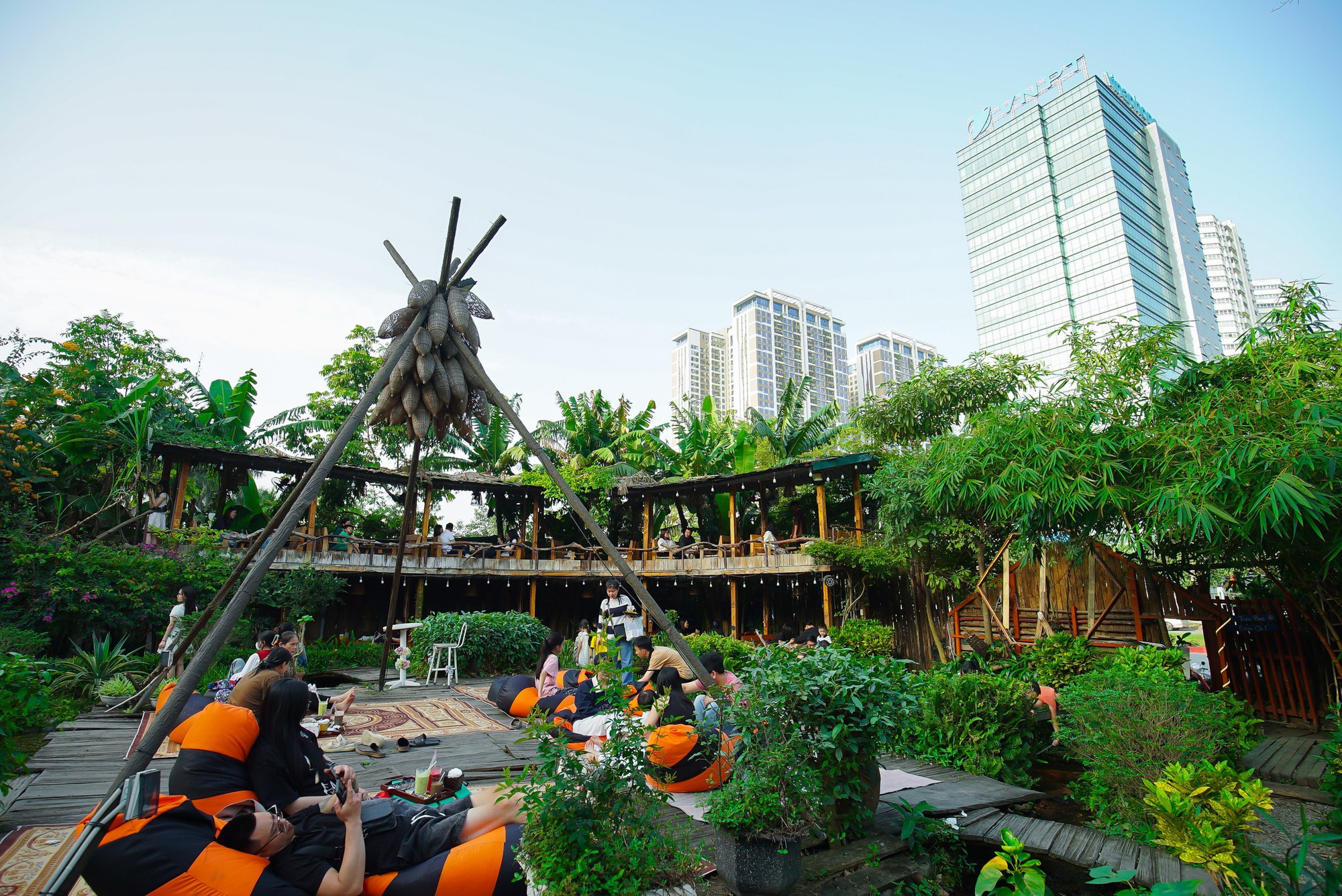 Check quán cafe có suối nước, rừng cây giữa Hà Nội: Bé được trải nghiệm hòa mình cùng thiên nhiên, mẹ chỉ cần giơ máy lên là có ảnh đẹp- Ảnh 1. Check quán cafe có suối nước, rừng cây giữa Hà Nội: Bé được trải nghiệm hòa mình cùng thiên nhiên, mẹ chỉ cần giơ máy lên là có ảnh đẹp- Ảnh 1.