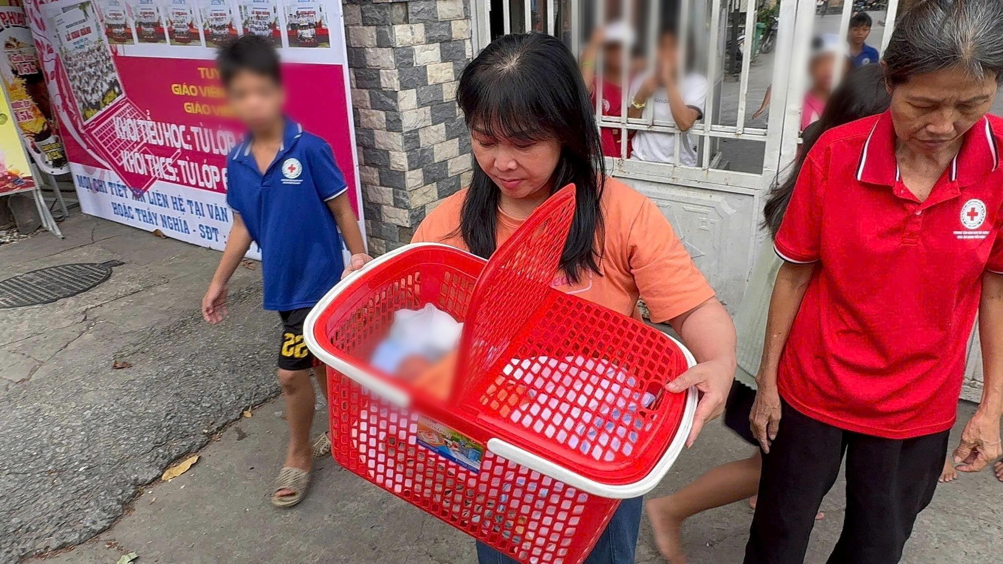TP.HCM: Bức xúc trước hình ảnh cặp đôi bỏ lại bé trai sơ sinh trước cổng trung tâm nhân đạo rồi vội vã bỏ đi - Ảnh 1. TP.HCM: Bức xúc trước hình ảnh cặp đôi bỏ lại bé trai sơ sinh trước cổng trung tâm nhân đạo rồi vội vã bỏ đi - Ảnh 1.