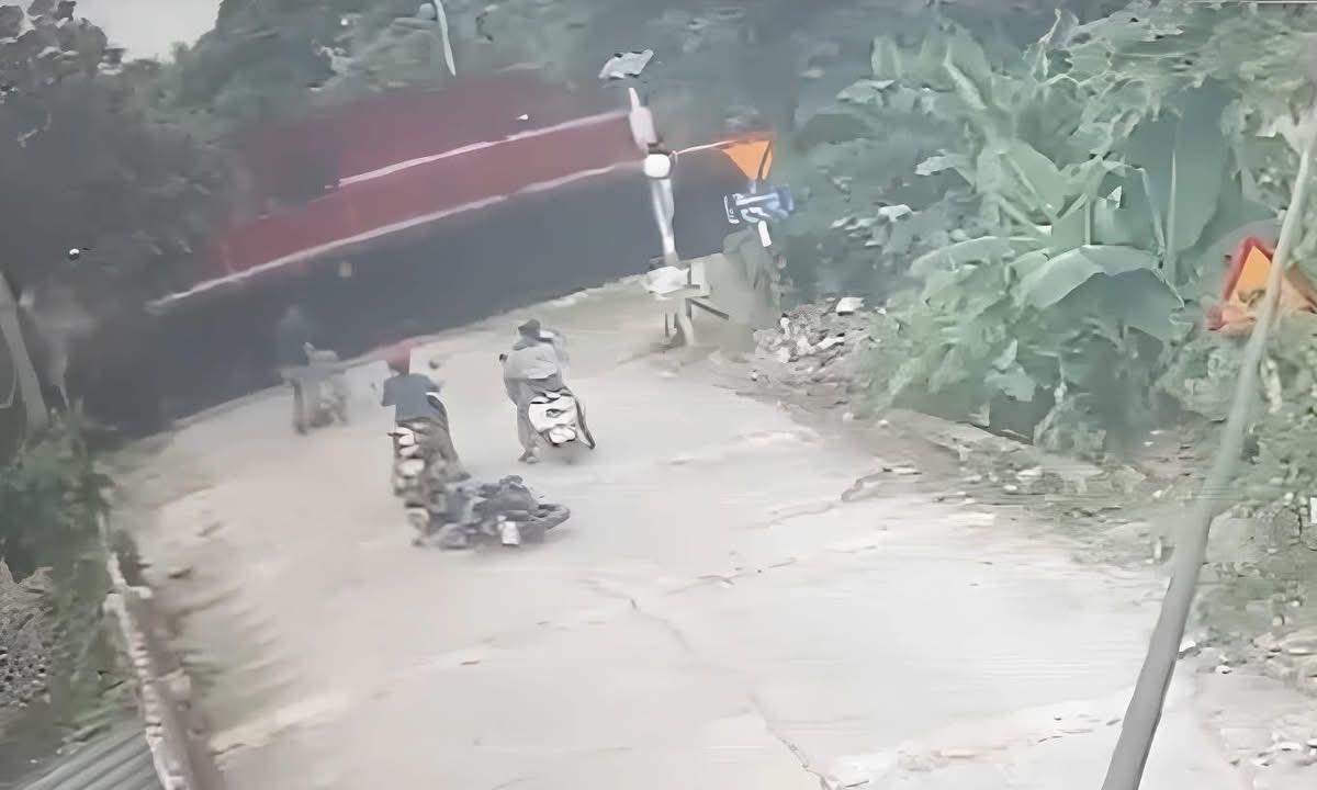 "Người hùng" cứu cháu bé thoát chết ngay trước đường ray: "Mẹ xem clip xong thì ôm lấy tôi" - Ảnh 1. "Người hùng" cứu cháu bé thoát chết ngay trước đường ray: "Mẹ xem clip xong thì ôm lấy tôi" - Ảnh 1.