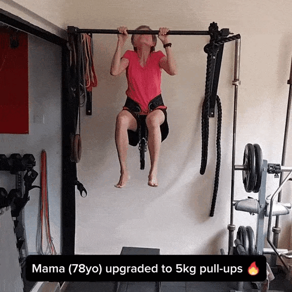 Bà ngoại 79 tuổi khỏe hơn người bằng nửa tuổi mình: Nâng tạ đơn giản như đi dạo công viên, kéo xà 7,5kg nhẹ nhàng- Ảnh 5. Bà ngoại 79 tuổi khỏe hơn người bằng nửa tuổi mình: Nâng tạ đơn giản như đi dạo công viên, kéo xà 7,5kg nhẹ nhàng- Ảnh 5.