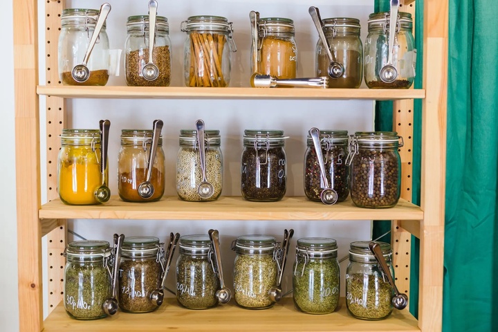 close-shelves-selection-spices-grains-106541985-11343153-1752632841858-17526328419591684057274.jpeg
