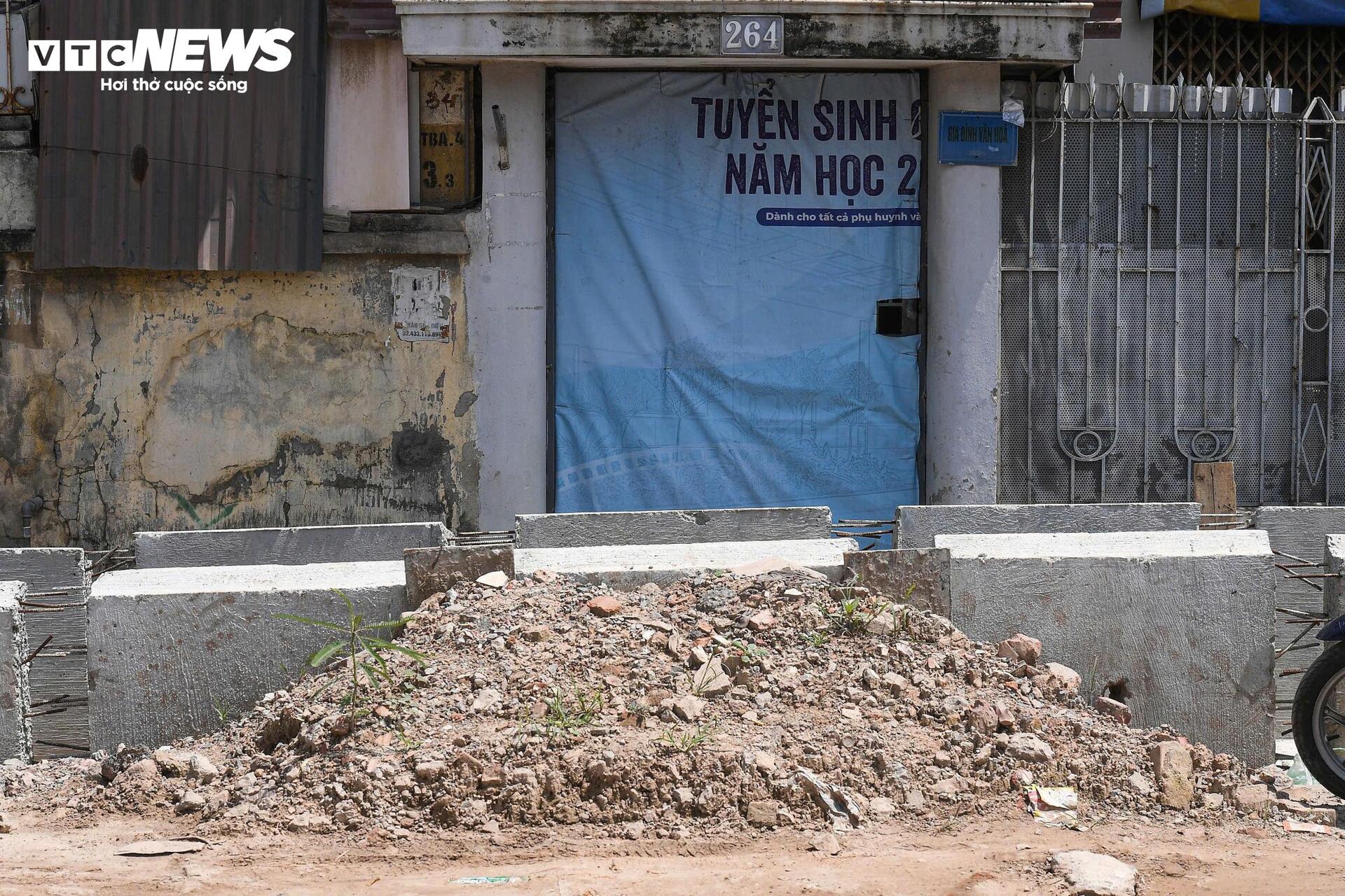 Làm đường cao hơn nền nhà cả mét, dân bắc cầu mới 'ngoi' được ra ngoài - Ảnh 12. Làm đường cao hơn nền nhà cả mét, dân bắc cầu mới 'ngoi' được ra ngoài - Ảnh 12.