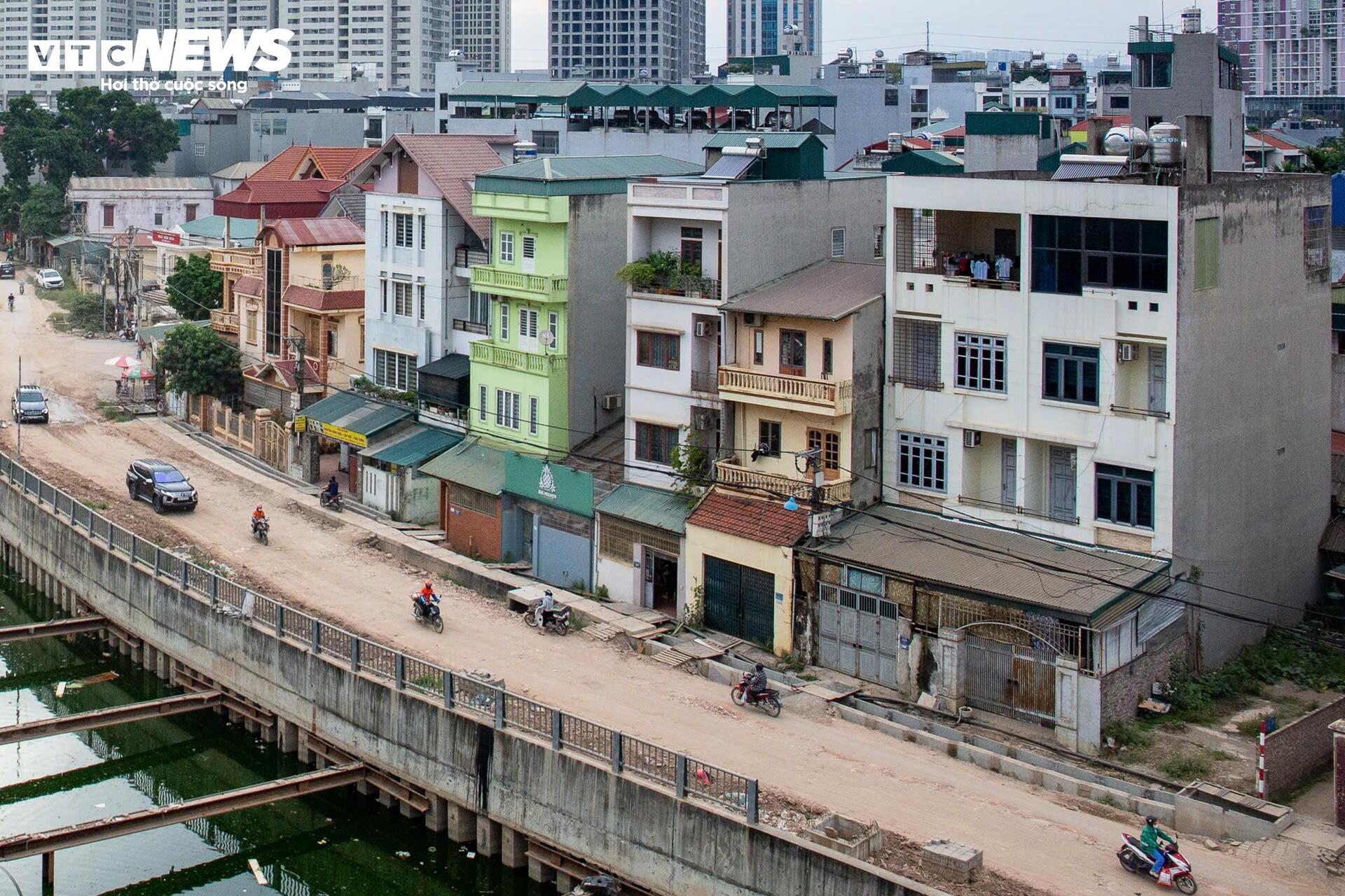 Làm đường cao hơn nền nhà cả mét, dân bắc cầu mới 'ngoi' được ra ngoài - Ảnh 2. Làm đường cao hơn nền nhà cả mét, dân bắc cầu mới 'ngoi' được ra ngoài - Ảnh 2.