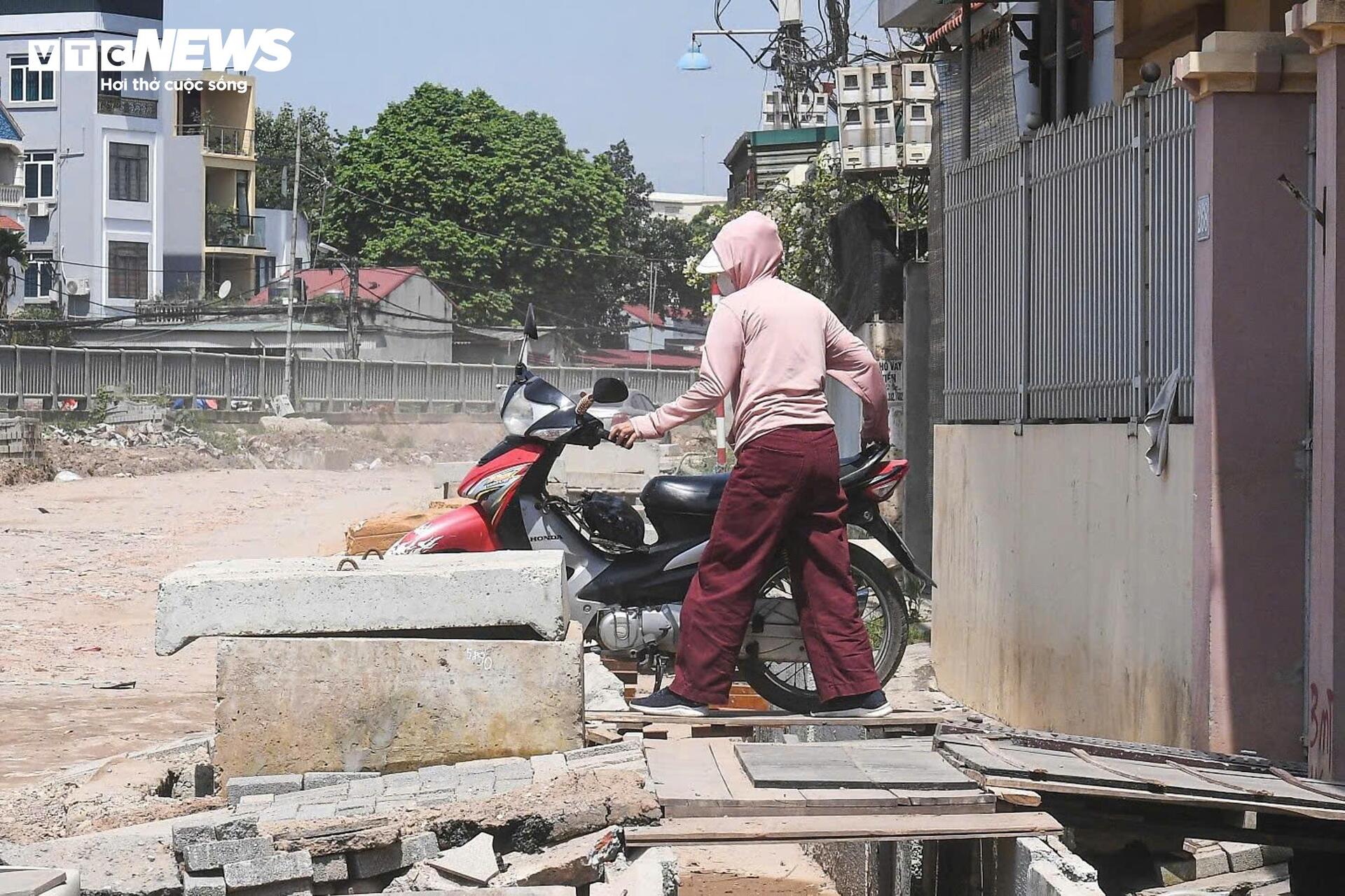 Làm đường cao hơn nền nhà cả mét, dân bắc cầu mới 'ngoi' được ra ngoài - Ảnh 10. Làm đường cao hơn nền nhà cả mét, dân bắc cầu mới 'ngoi' được ra ngoài - Ảnh 10.