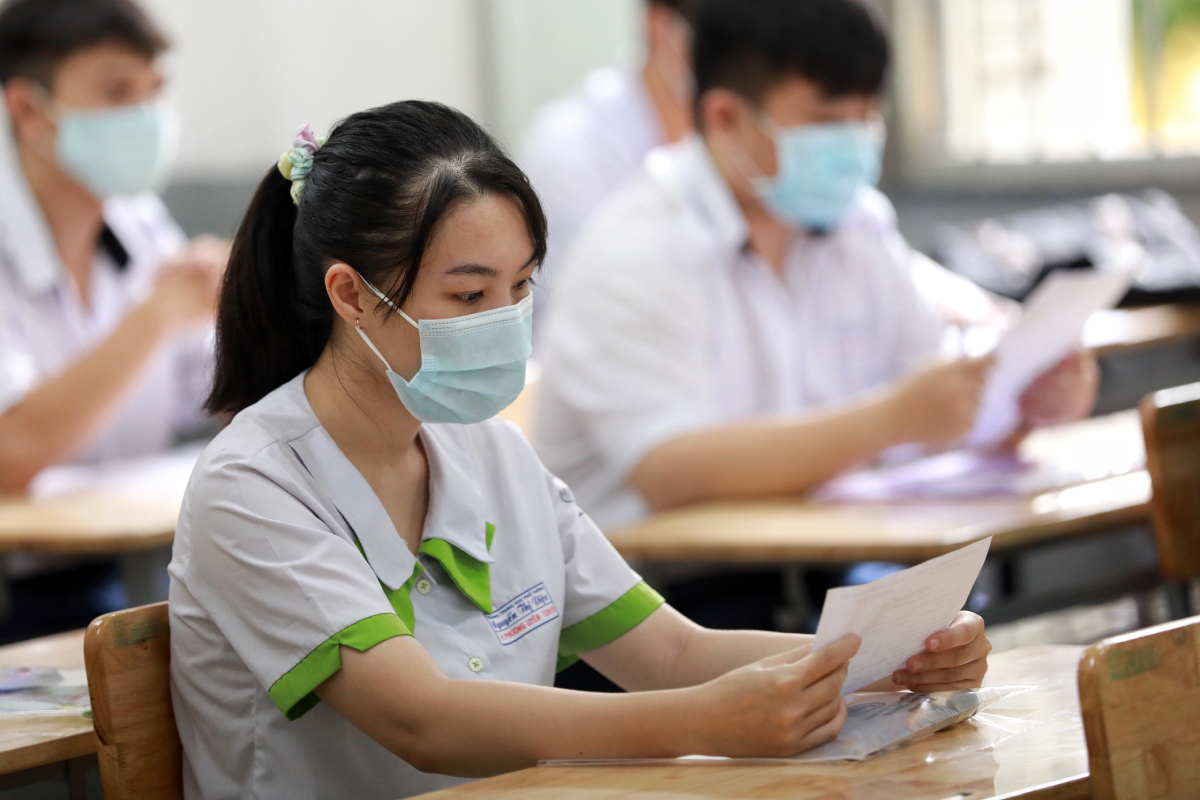 "Nhiều người có con học "làng nhàng" nhưng muốn 9, 10 điểm, nhìn phổ điểm tốt nghiệp mới thấy công bằng là đây! - Ảnh 1. "Nhiều người có con học "làng nhàng" nhưng muốn 9, 10 điểm, nhìn phổ điểm tốt nghiệp mới thấy công bằng là đây! - Ảnh 1.