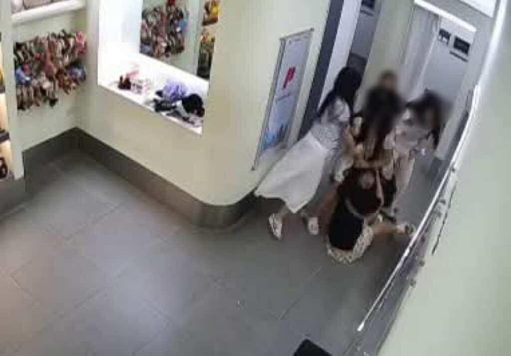 Vụ hành hung 2 cô gái tại Photobooth: Công ty Hàn Quốc xin lỗi, sa thải nữ nhân viên có hành vi sai phạm- Ảnh 2. Vụ hành hung 2 cô gái tại Photobooth: Công ty Hàn Quốc xin lỗi, sa thải nữ nhân viên có hành vi sai phạm- Ảnh 2.