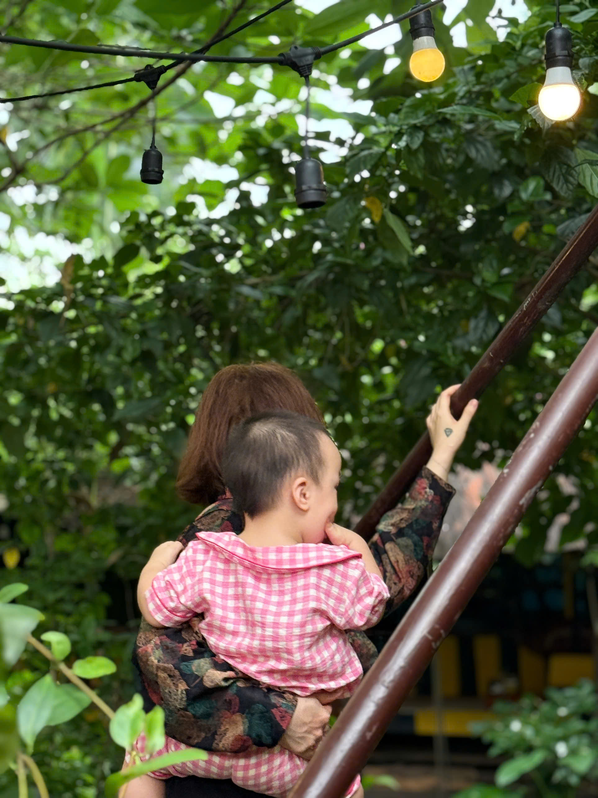 Check quán cafe có suối nước, rừng cây giữa Hà Nội: Bé được trải nghiệm hòa mình cùng thiên nhiên, mẹ chỉ cần giơ máy lên là có ảnh đẹp- Ảnh 16. Check quán cafe có suối nước, rừng cây giữa Hà Nội: Bé được trải nghiệm hòa mình cùng thiên nhiên, mẹ chỉ cần giơ máy lên là có ảnh đẹp- Ảnh 16.