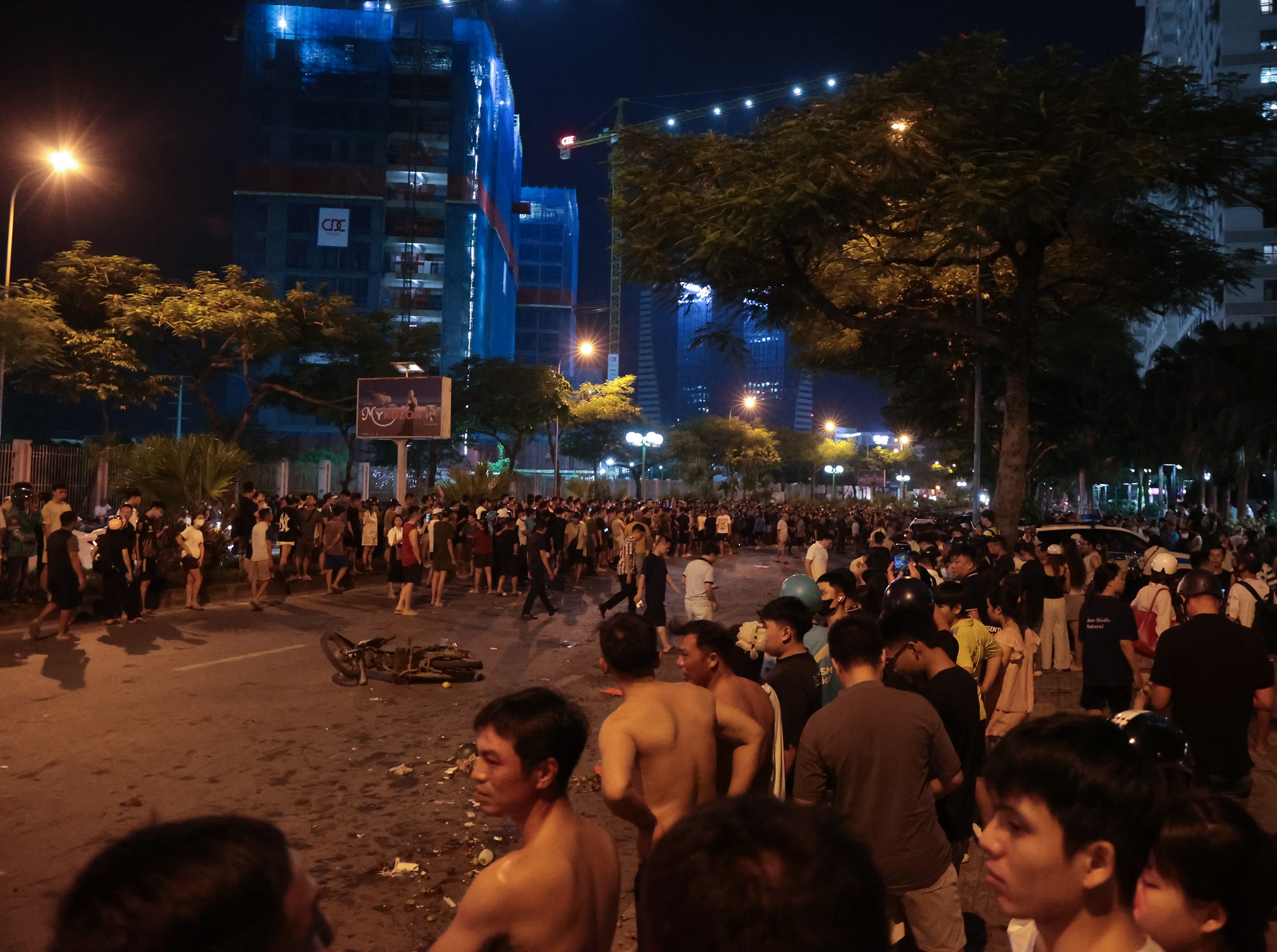 Cảnh tượng xé lòng: Người vợ trẻ ngã quỵ bên thi thể chồng sau vụ ô tô tông liên hoàn ở Hà Nội - Ảnh 1. Cảnh tượng xé lòng: Người vợ trẻ ngã quỵ bên thi thể chồng sau vụ ô tô tông liên hoàn ở Hà Nội - Ảnh 1.