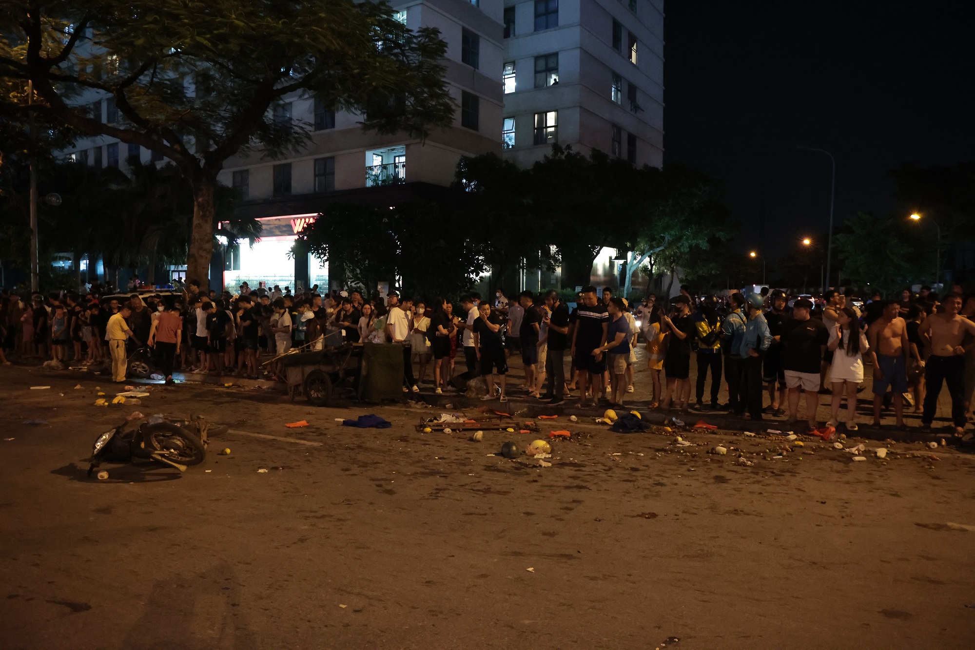 Người dân thất thần kể lại vụ ô tô tông liên hoàn ở Hà Nội: "Tiếng va chạm kinh khủng lắm, kêu rẹt rẹt rẹt rồi ầm một cái" - Ảnh 6. Người dân thất thần kể lại vụ ô tô tông liên hoàn ở Hà Nội: "Tiếng va chạm kinh khủng lắm, kêu rẹt rẹt rẹt rồi ầm một cái" - Ảnh 6.