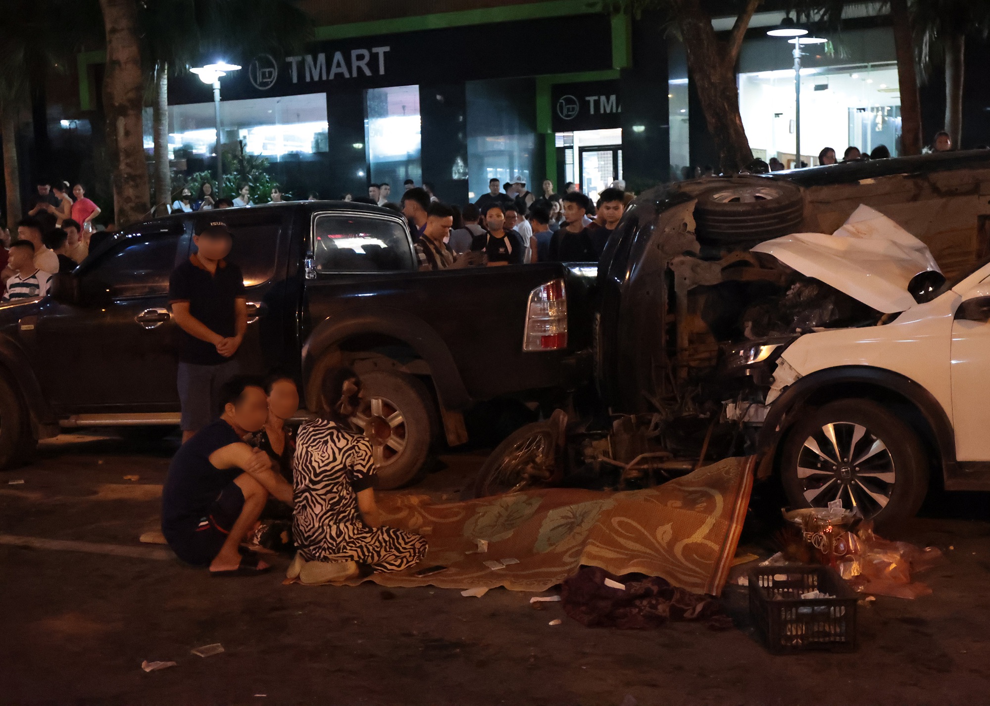Người dân thất thần kể lại vụ ô tô tông liên hoàn ở Hà Nội: "Tiếng va chạm kinh khủng lắm, kêu rẹt rẹt rẹt rồi ầm một cái" - Ảnh 2. Người dân thất thần kể lại vụ ô tô tông liên hoàn ở Hà Nội: "Tiếng va chạm kinh khủng lắm, kêu rẹt rẹt rẹt rồi ầm một cái" - Ảnh 2.
