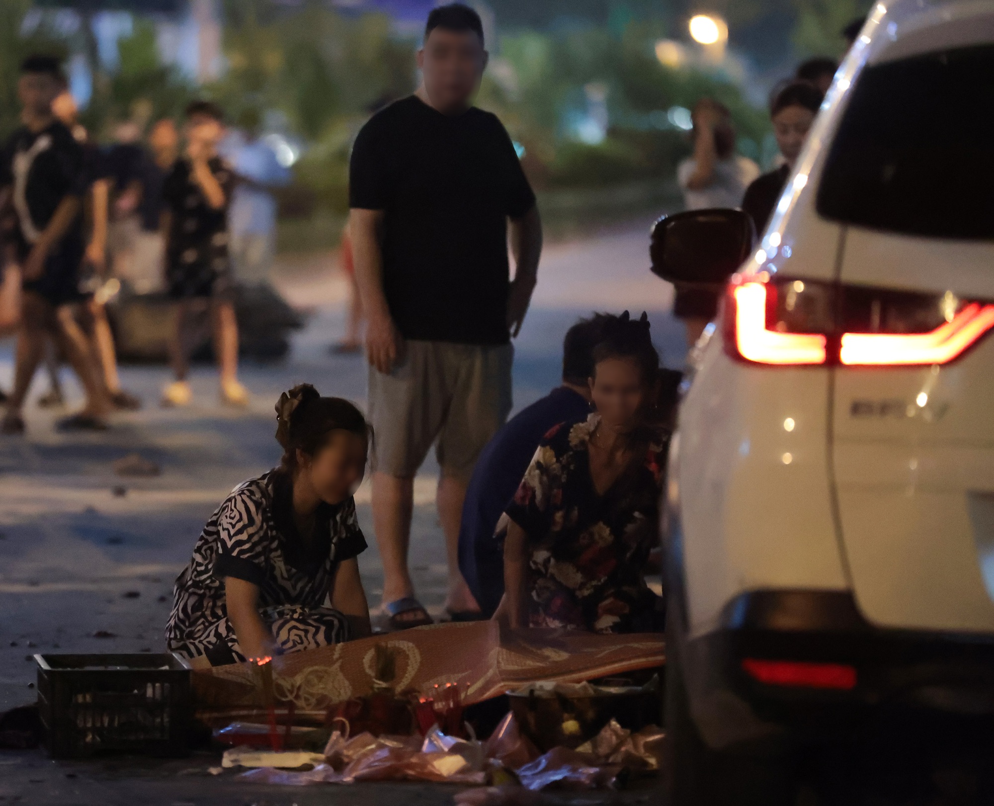 Cảnh tượng xé lòng: Người vợ trẻ ngã quỵ bên thi thể chồng sau vụ ô tô tông liên hoàn ở Hà Nội - Ảnh 4. Cảnh tượng xé lòng: Người vợ trẻ ngã quỵ bên thi thể chồng sau vụ ô tô tông liên hoàn ở Hà Nội - Ảnh 4.