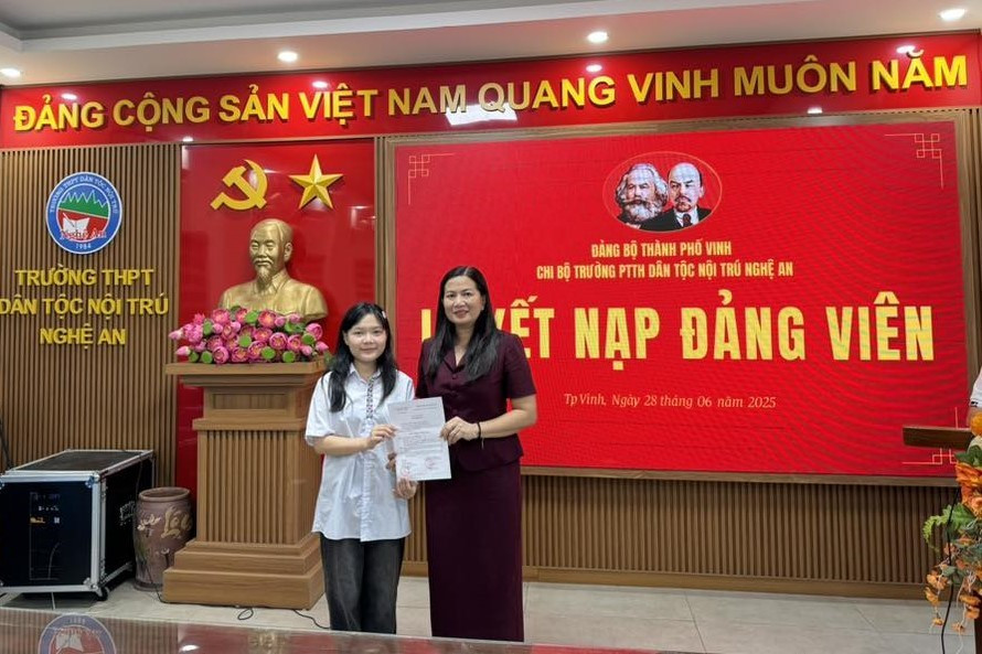 Từ bản làng nghèo, hai nữ sinh Thái vươn lên thành Á khoa toàn quốc - Ảnh 4. Từ bản làng nghèo, hai nữ sinh Thái vươn lên thành Á khoa toàn quốc - Ảnh 4.