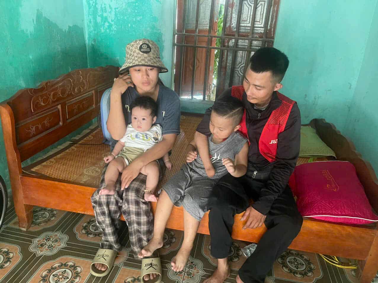 Hoàn cảnh khó khăn của nam shipper chỉ có một tay, nuôi vợ khờ, con nhỏ- Ảnh 2. Hoàn cảnh khó khăn của nam shipper chỉ có một tay, nuôi vợ khờ, con nhỏ- Ảnh 2.