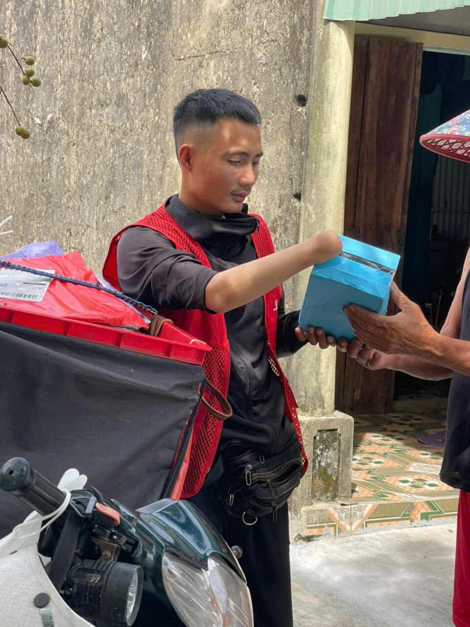 Hoàn cảnh khó khăn của nam shipper chỉ có một tay, nuôi vợ khờ, con nhỏ- Ảnh 1. Hoàn cảnh khó khăn của nam shipper chỉ có một tay, nuôi vợ khờ, con nhỏ- Ảnh 1.