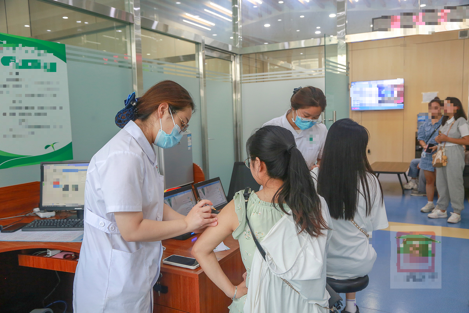 Ngoài tiêm vắc xin HPV, còn những cách nào để phòng virus HPV? - Ảnh 1. Ngoài tiêm vắc xin HPV, còn những cách nào để phòng virus HPV? - Ảnh 1.